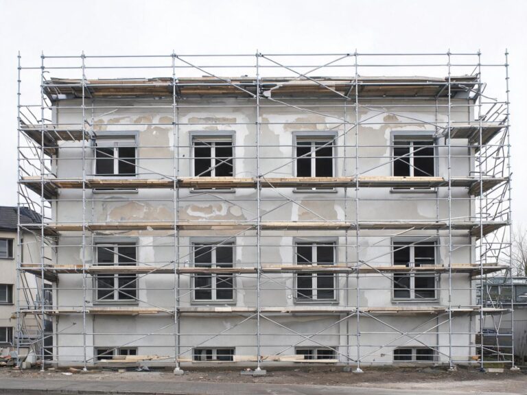 Baugerüst an einem Gebäude in Bergen auf Rügen